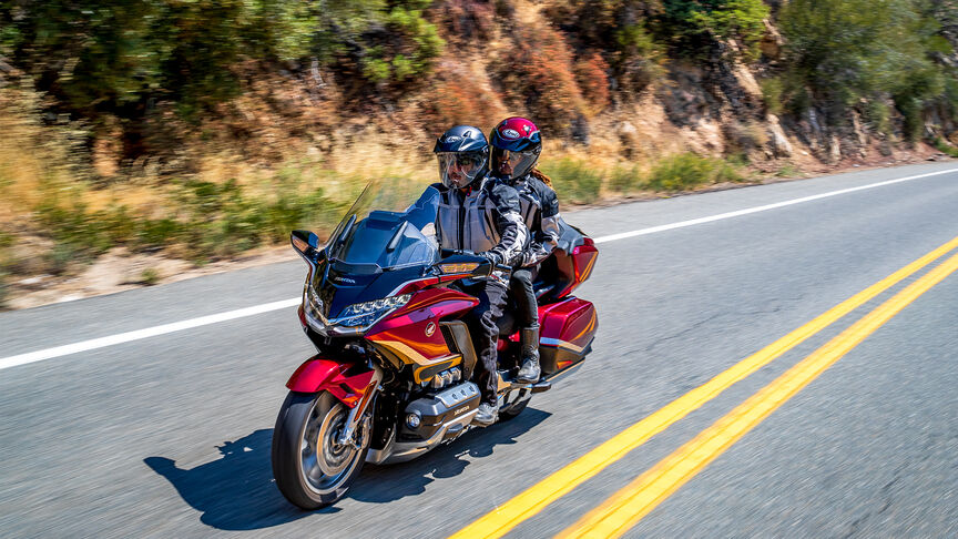 Gold Wing Tour, pilota con passeggero