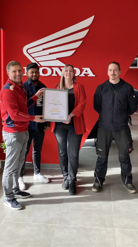 Una concessionaria Honda mentre riceve il premio Yushu