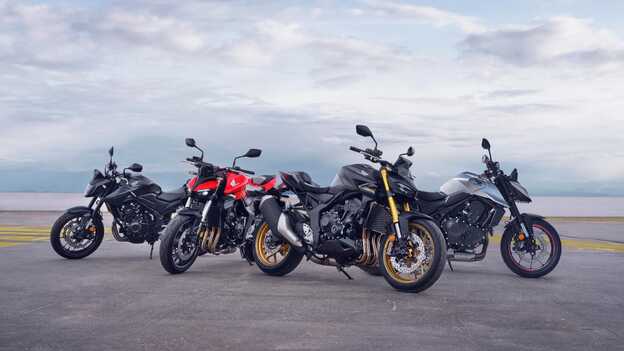 Moto Fireblade, esterno, vista laterale con pilota