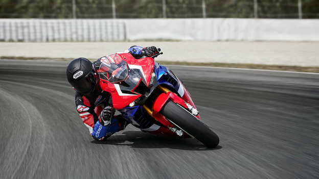 Moto Fireblade, esterno, vista laterale con pilota