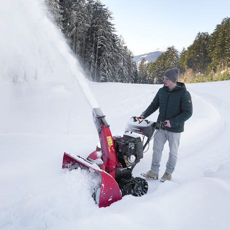 Spazzaneve Serie 13 utilizzato da un operatore, sulla neve.