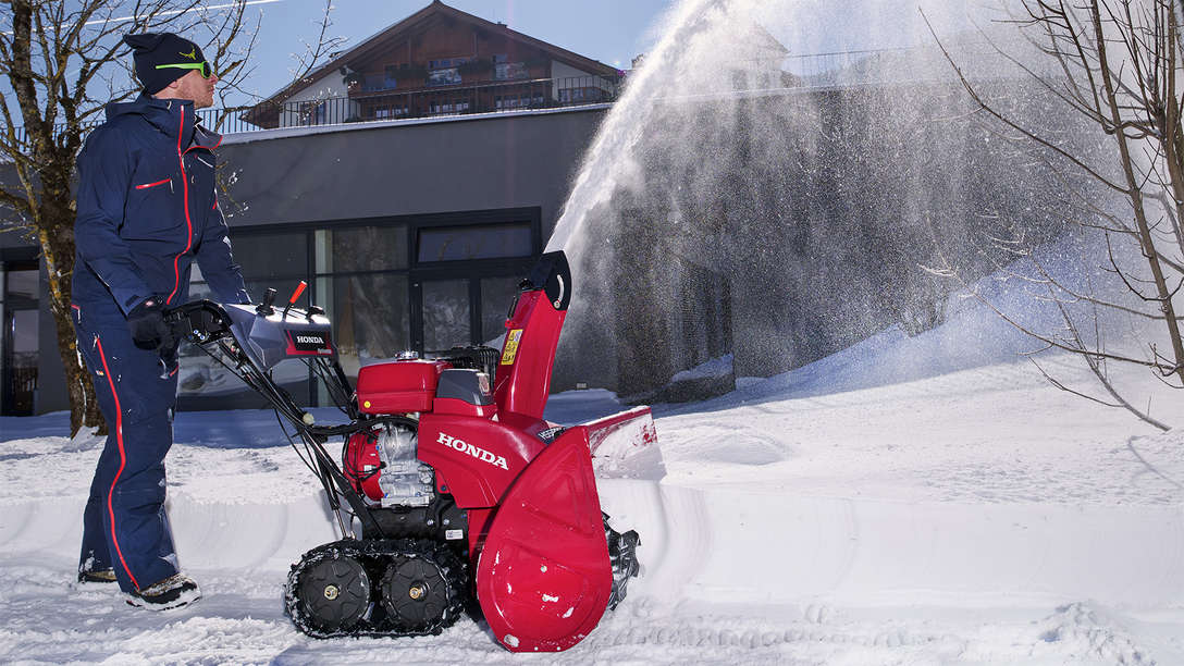 Spazzaneve Serie 13 utilizzato da un operatore, sulla neve.