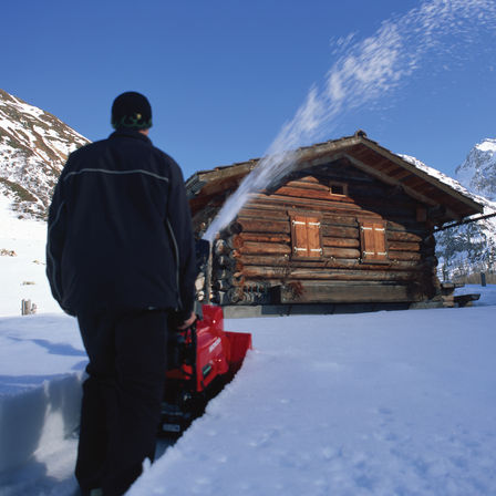 Spazzaneve Serie 13 utilizzato da un operatore, in montagna.