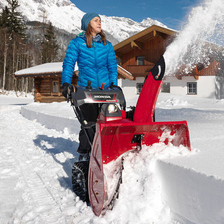 Spazzaneve Serie 7 utilizzato da un operatore, in montagna.