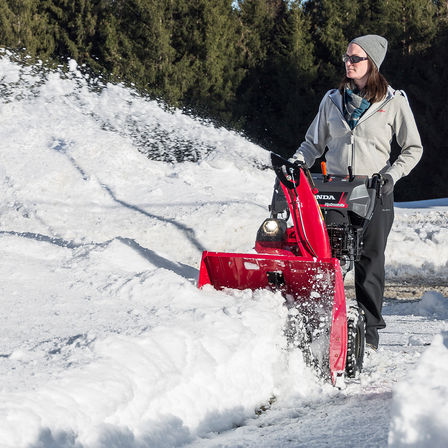 Spazzaneve Serie 7 utilizzato da un operatore, sulla neve.