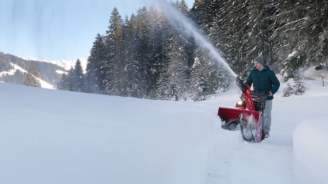 Spazzaneve Serie 9 utilizzato da un operatore, in montagna.