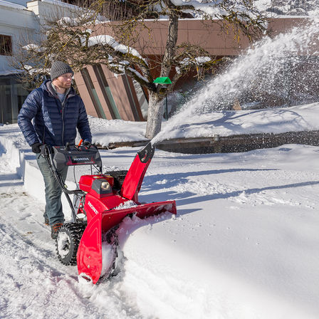 Spazzaneve Serie 9 utilizzato da un operatore, sulla neve.