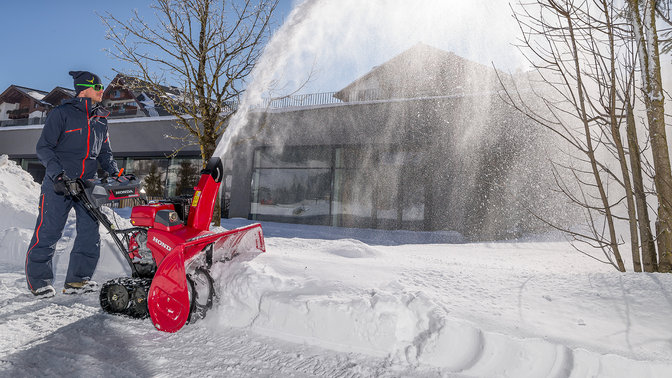 Spazzaneve Serie 9 utilizzato da un operatore, sulla neve.