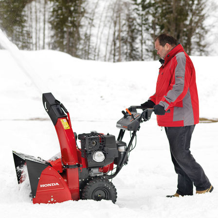 Spazzaneve Serie 9 utilizzato da un operatore, sulla neve.