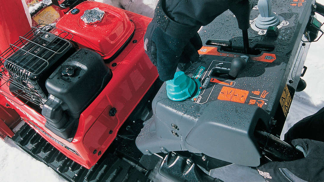 Dettaglio dello spazzaneve ibrido utilizzato da un operatore, incentrato sulle tre diverse modalit&agrave; di guida.