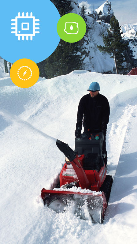 Spazzaneve ibrido, utilizzato da un operatore, in montagna.