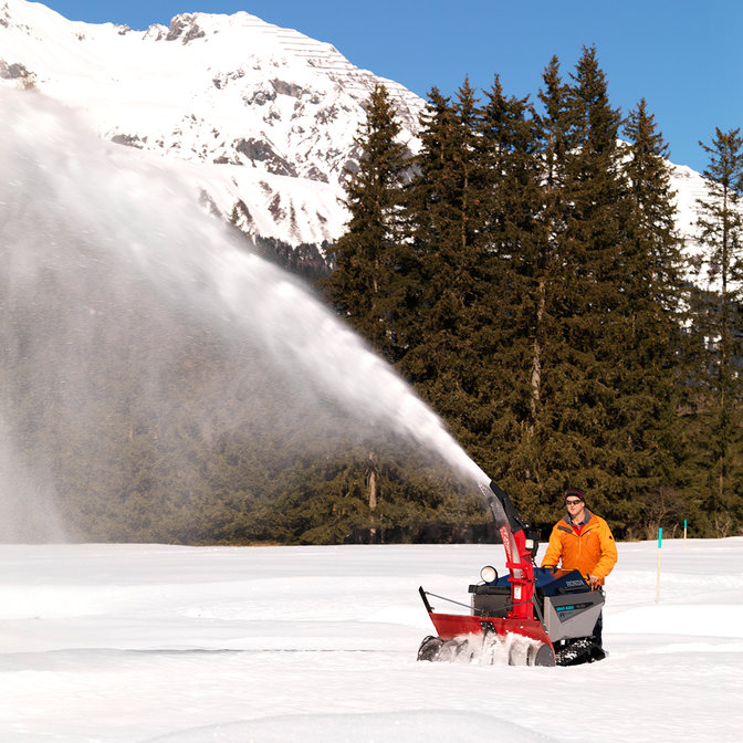 Spazzaneve Honda utilizzato da un operatore, sulla neve.