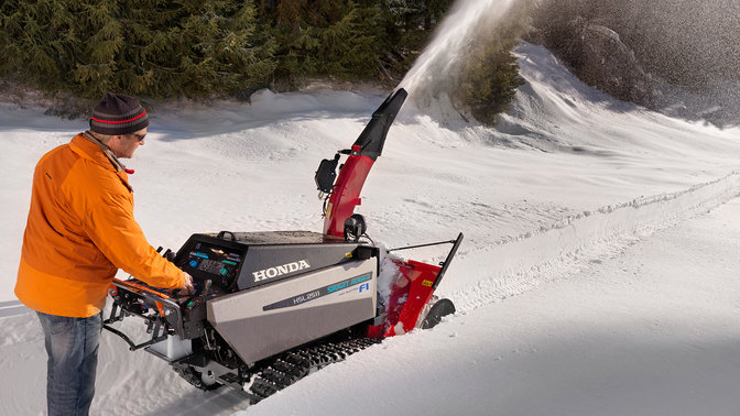 Spazzaneve Honda utilizzato da un operatore, sulla neve.