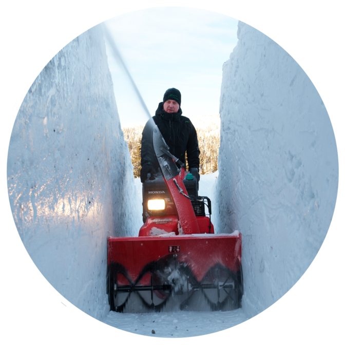 Spazzaneve utilizzato da un operatore, sulla neve.