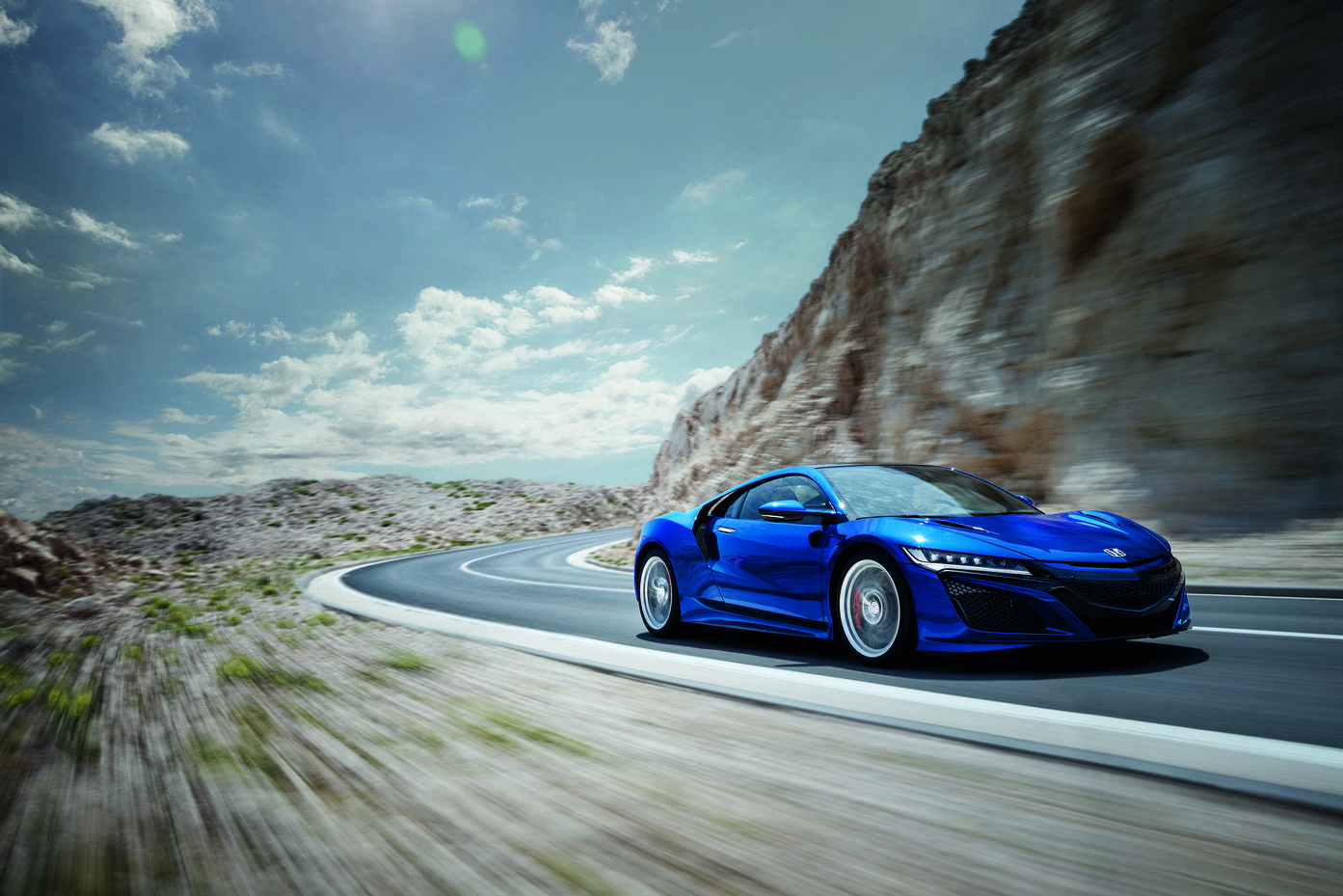 Tre quarti di Honda NSX Blu su strada rocciosa