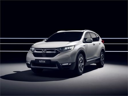 Honda HR-V veduta frontale su sfondo nero
