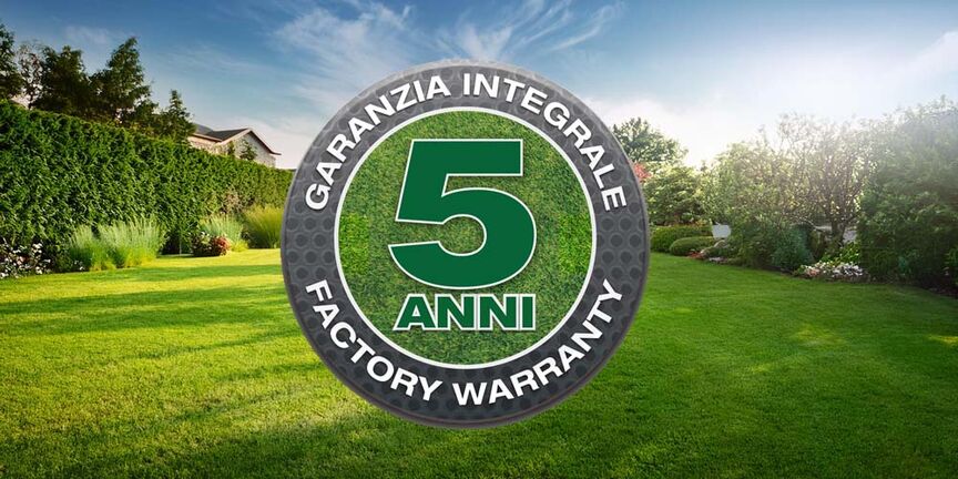 Vista anteriore di tre quarti di Honda IZY al lavoro sul prato