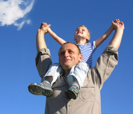 Padre che tiene sulle spalle il figlio