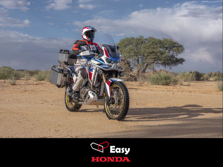 Africa Twin motociclista e montagne sullo sfondo