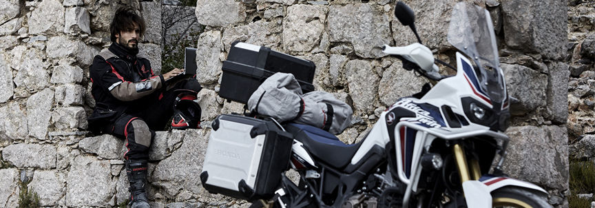 uomo a riposo con Africa Twin