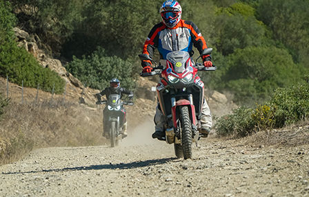istruttore in sella alla CRF1100L africa twin