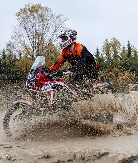 partecipante in sella alla crf1000l africa twin