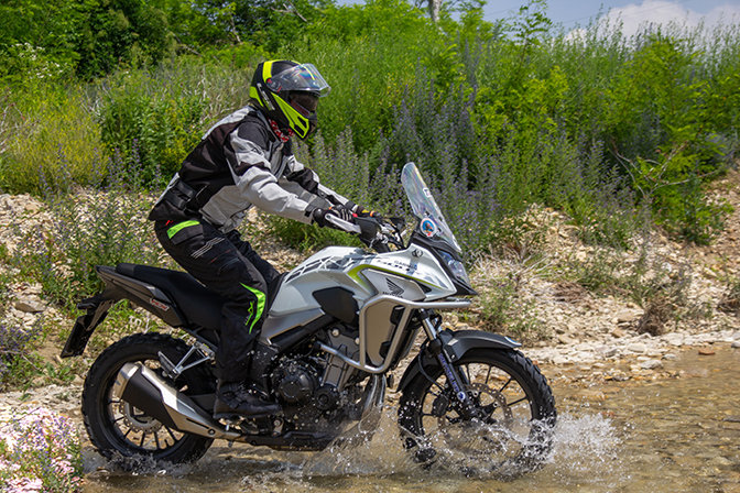 partecipante in sella alla CB500X