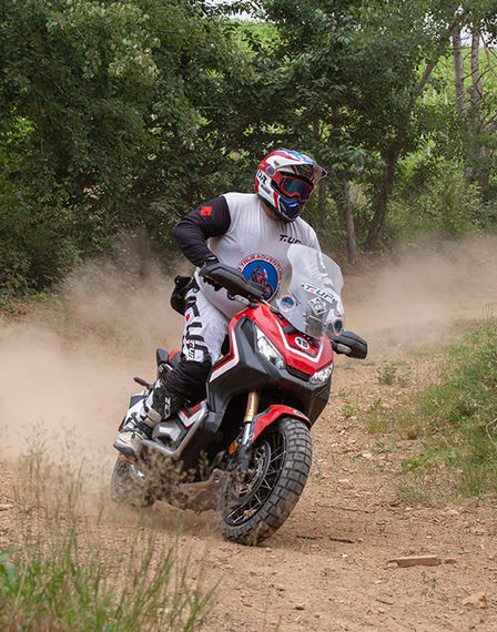 istruttore in sella a X-ADV
