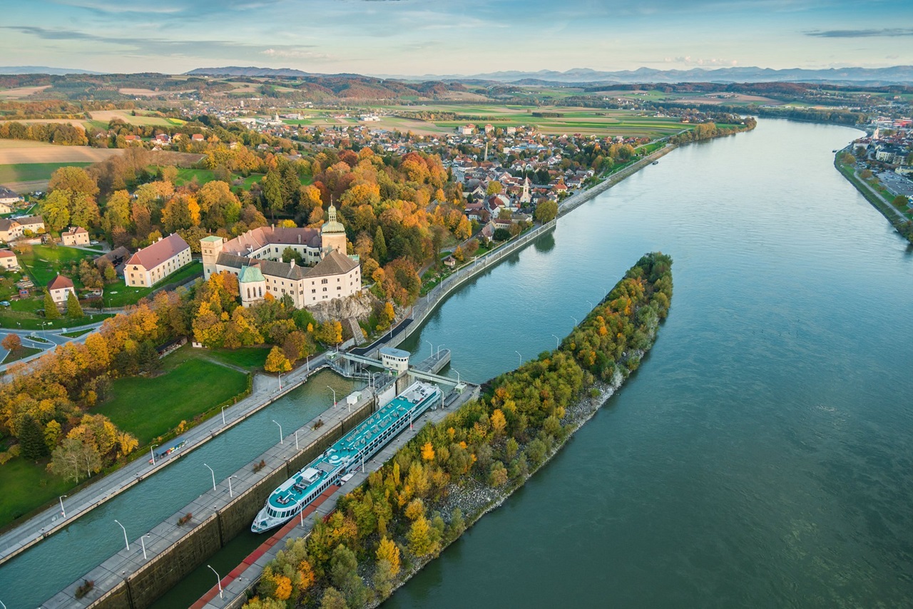DALL’ITALIA ALLA REPUBBLICA CECA Un viaggio di 7 giorni e 6 notti, con partenza martedì 15 luglio da Verona, attraverso Alto Adige e Austria, per raggiungere Brno in Repubblica Ceca nel pomeriggio di venerdì 18 luglio. Strade stupende, cibo eccellente e hotel confortevoli, per un itinerario che rimarrà tra i tuoi ricordi di viaggio più belli.