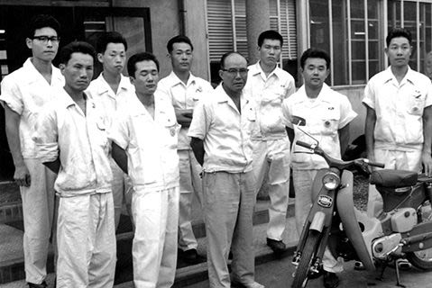 I giovani dipendenti della fabbrica Saitama