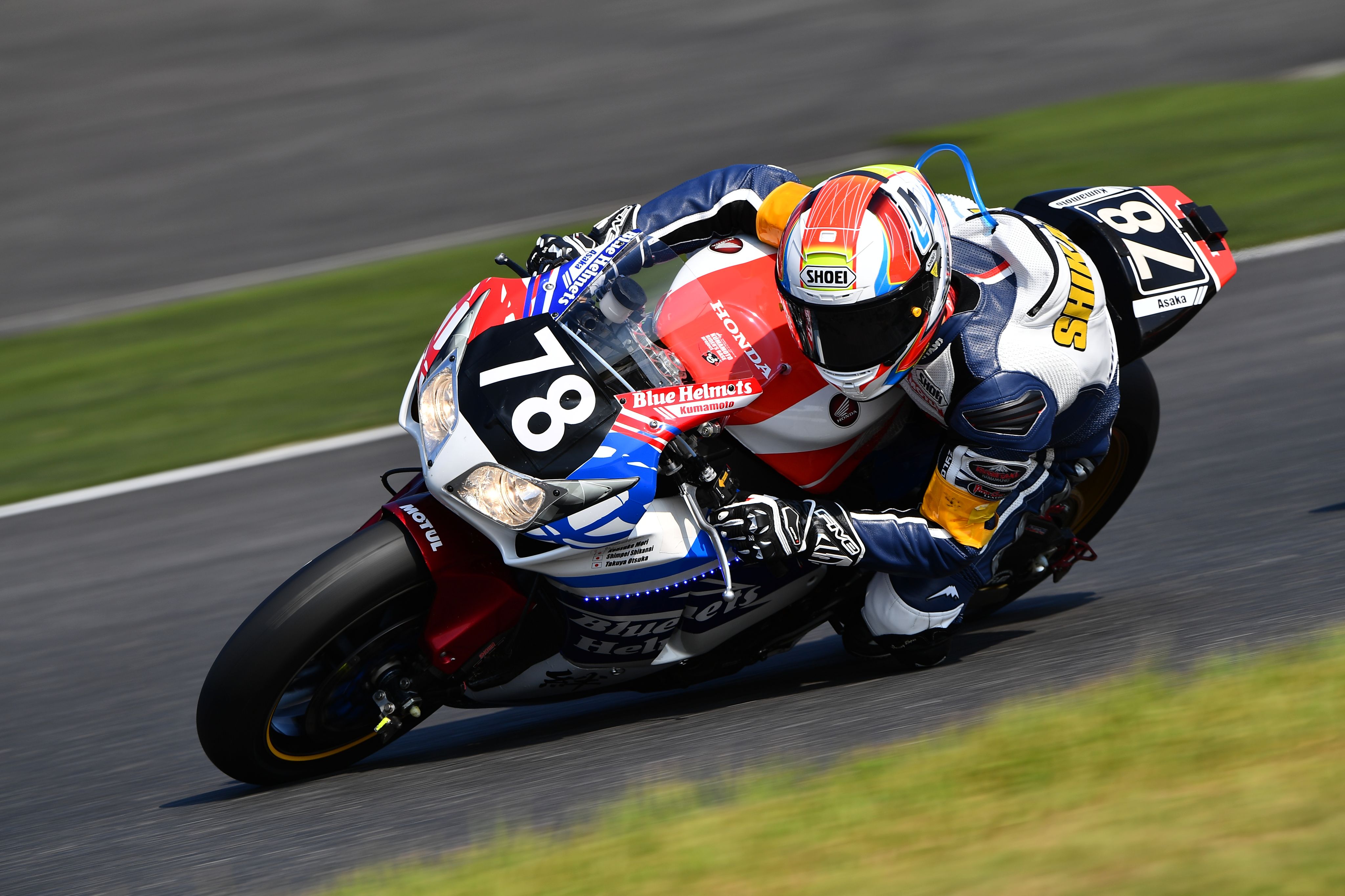 Shikanai in pista con la moto