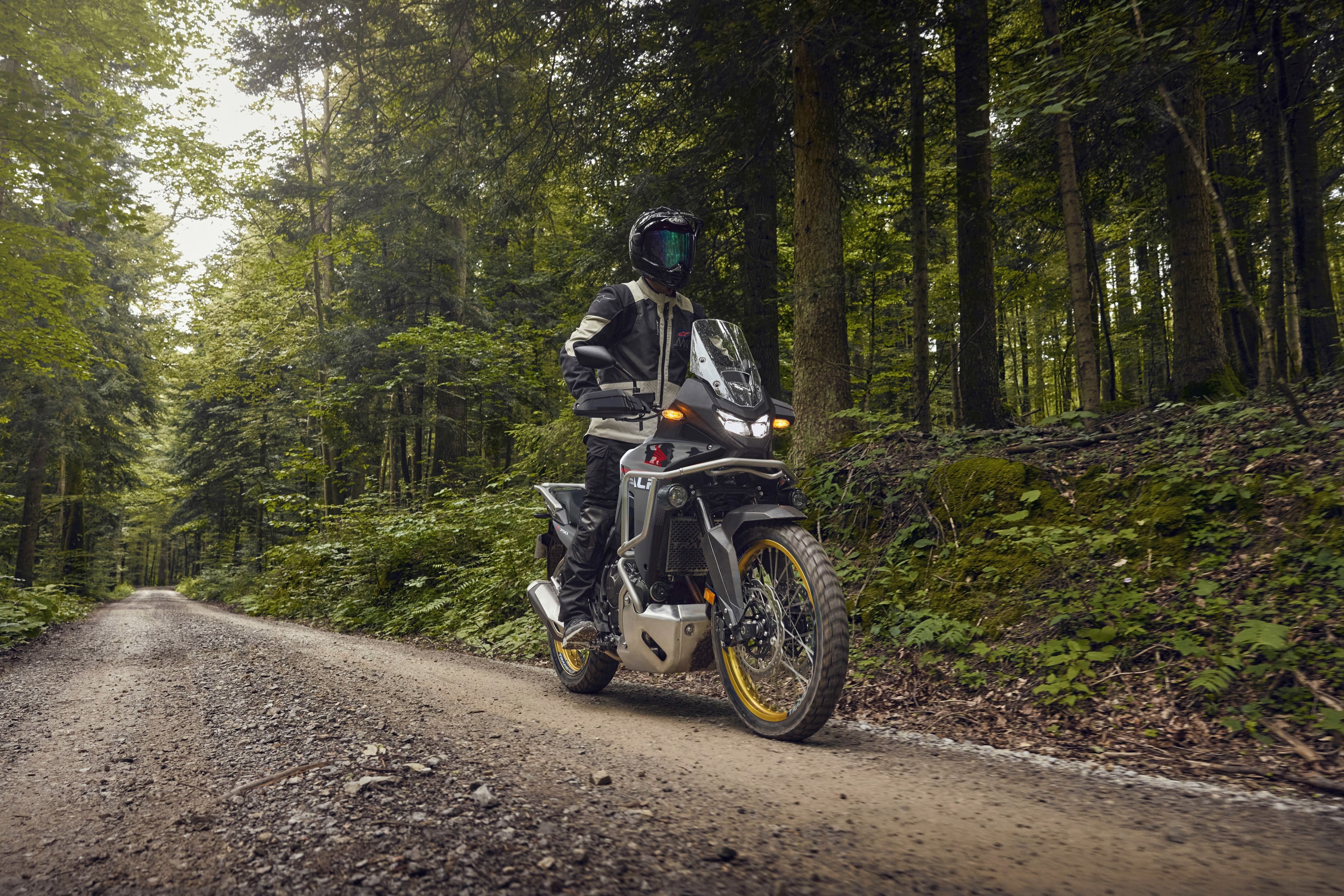 Centauro alla guida di un'Honda Transalp su sterrato