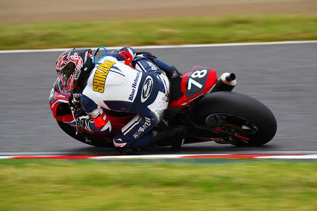 Shikanai in pista con la moto